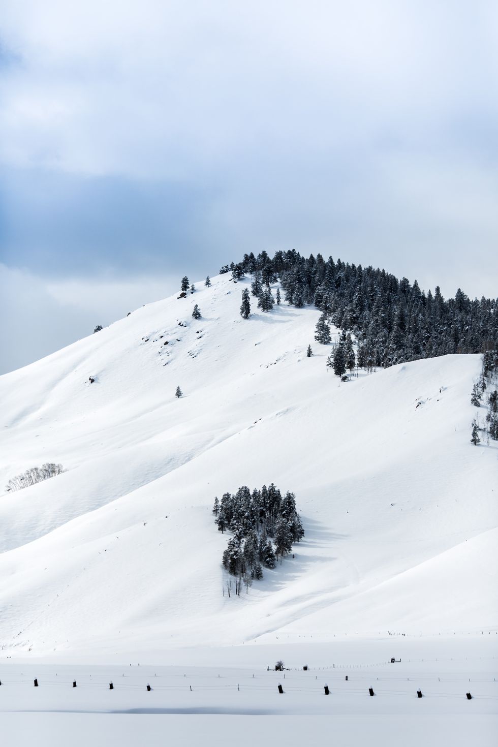 As record California snowpack begins to thaw, flood worries deepen