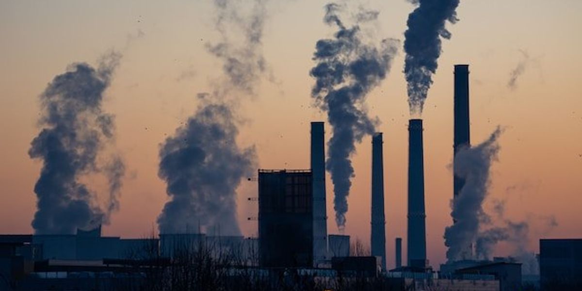 Fossil fuel plant releasing air pollution 